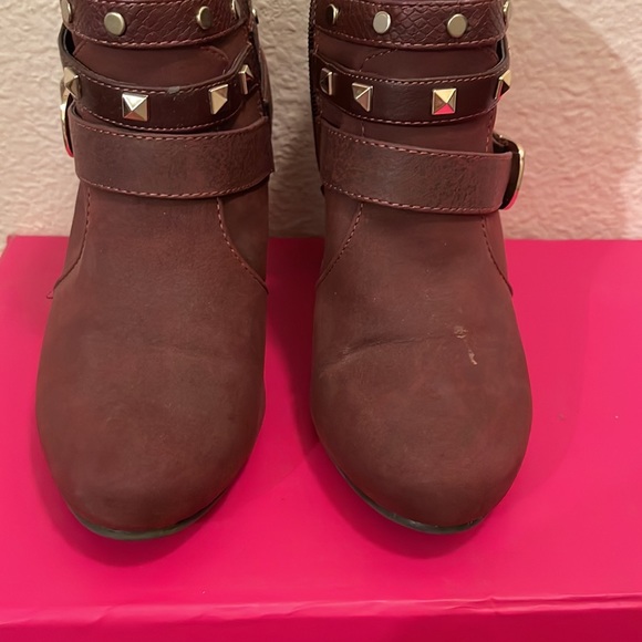 Boots - Picture 2 of 6